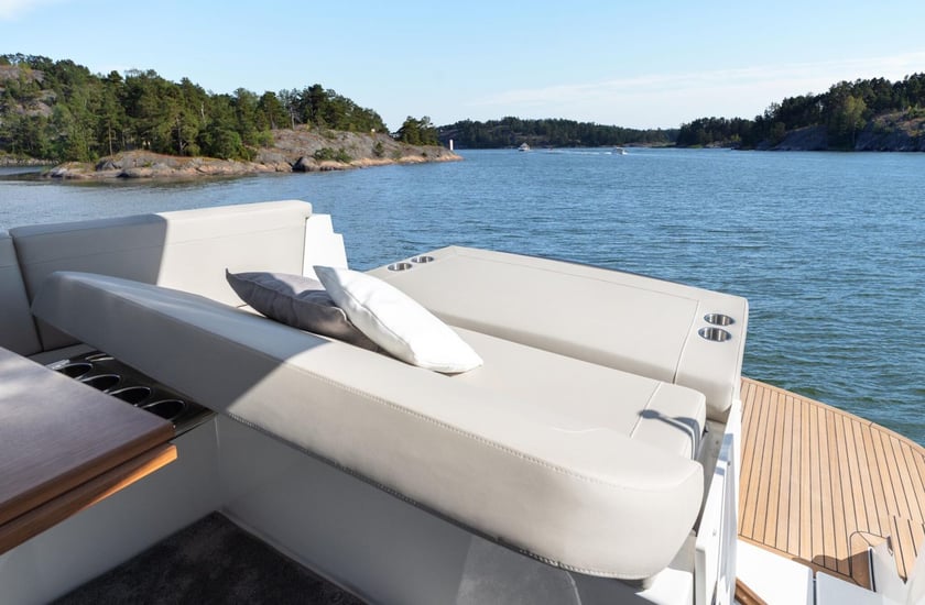 Trogir Motorboat 2 cabin 4 berths 6 guests 10.03 m Listing Number: #24701 3