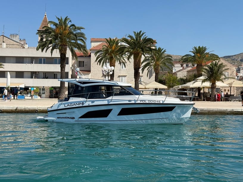 Trogir Motorboat 2 cabin 4 berths 10 guests 9.45 m Listing Number: #24702