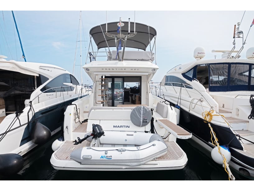 Split Motorboat 2 cabin 4 berths 4 guests 13.06 m Listing Number: #24710