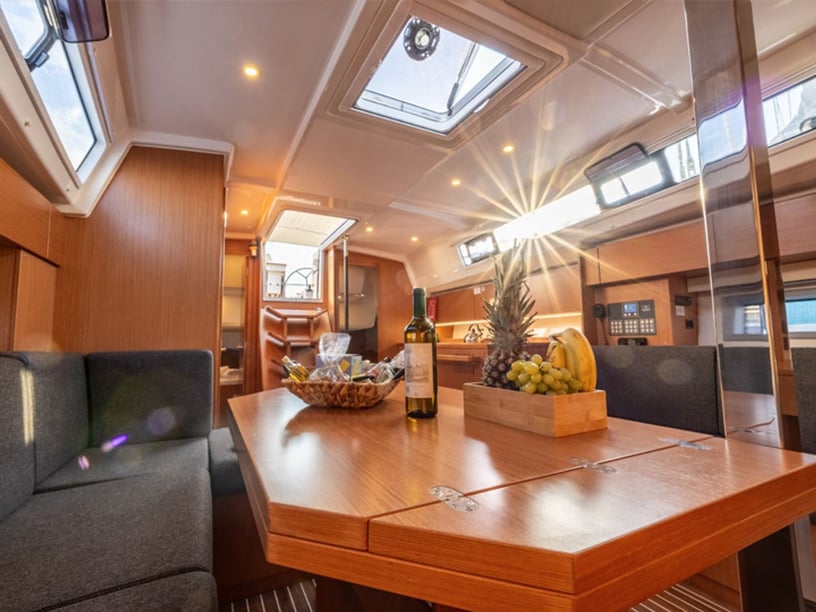 Kiato Zeilboot Cabine 3  7  slaapplaatsen 7  gasten 12.4 m Lijstnummer: #24781 2