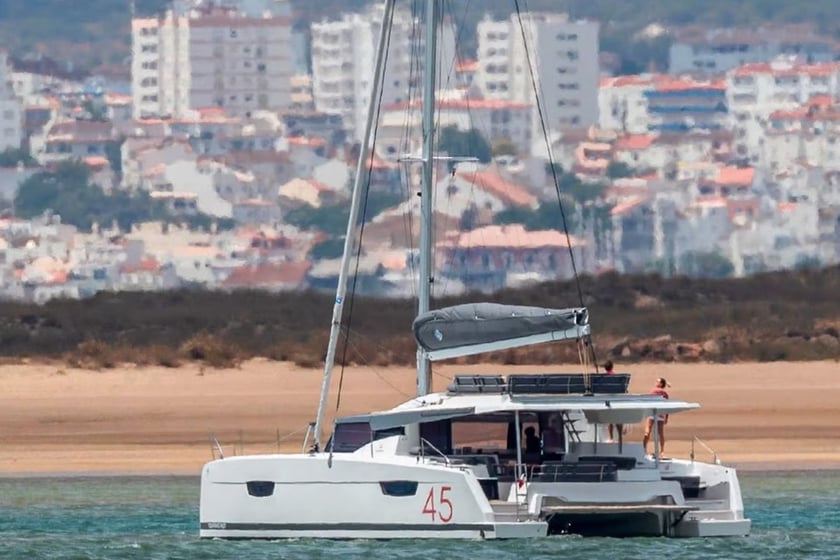 Rhodes Catamaran Cabine 6  Couchettes 12  Invités 11  13.45 m Numéro de l'annonce: #24799 2