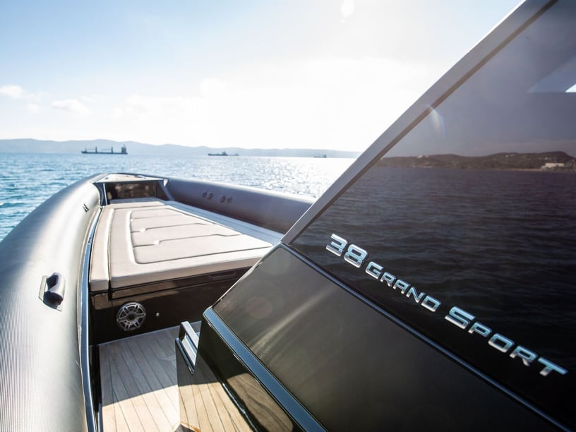 Lavrion Lancha motora  2  literas 10  invitados 11.6 m Número de anuncio: #24901 3