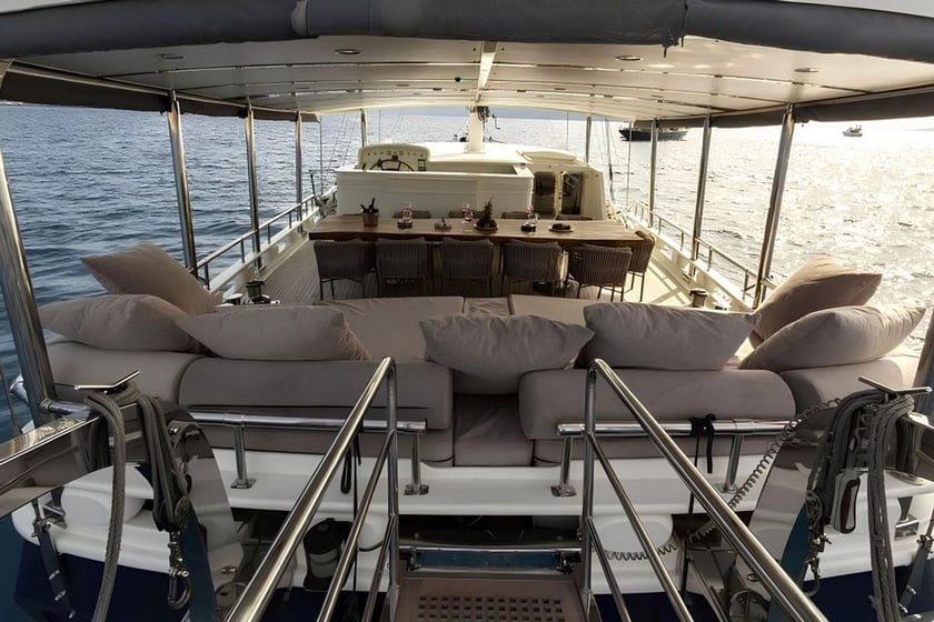 Marmaris Gulet 5 kabin Konaklama 12 kişi Seyir 12 kişi 27 m İlan No: #24954 4