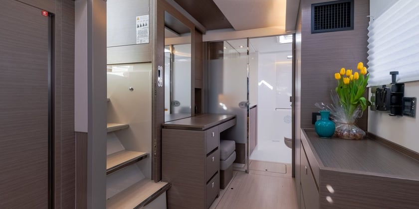 Road Town Catamaran 4 cabin 11 berths 12 guests 15.4 m Listing Number: #24966 5