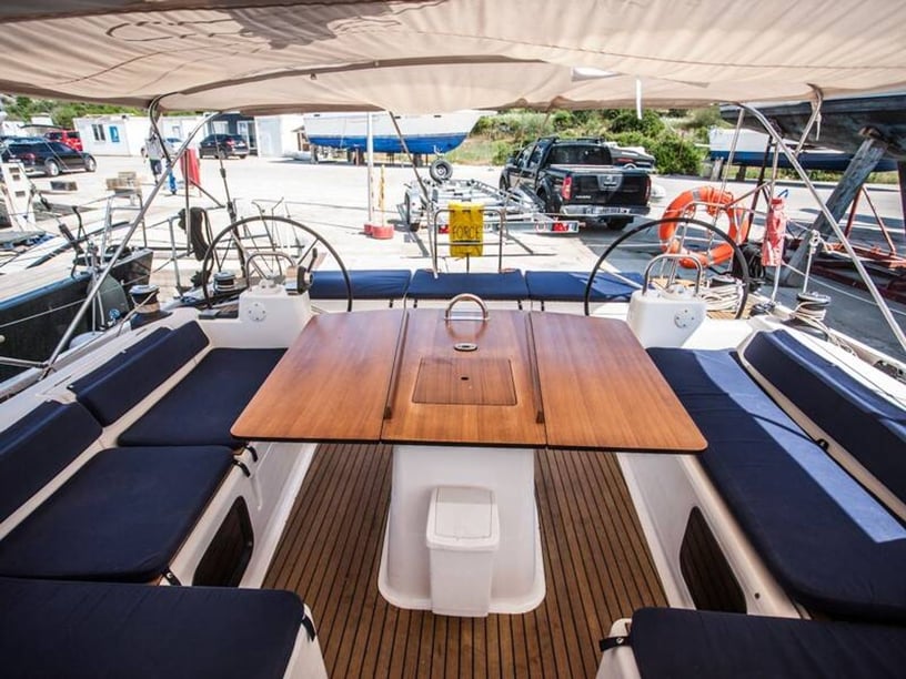 Izola Voilier Cabine 6  Couchettes 12  Invités 15  17.15 m Numéro de l'annonce: #24993 5
