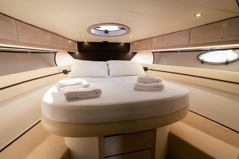 Salerne Yacht à moteur Cabine 3  Couchettes 6  Invités 10  15.6 m Numéro de l'annonce: #24996 4