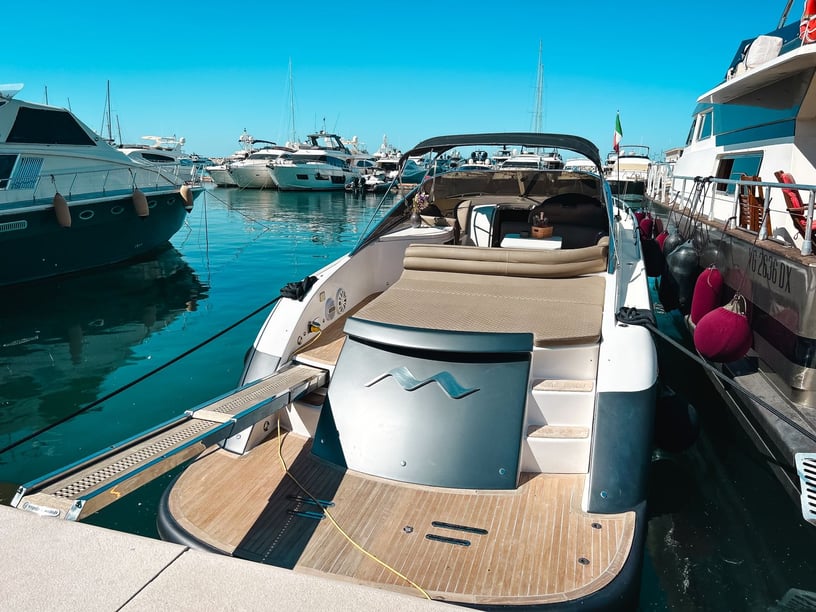 Salerne Yacht à moteur Cabine 3  Couchettes 6  Invités 10  15.6 m Numéro de l'annonce: #24996 5