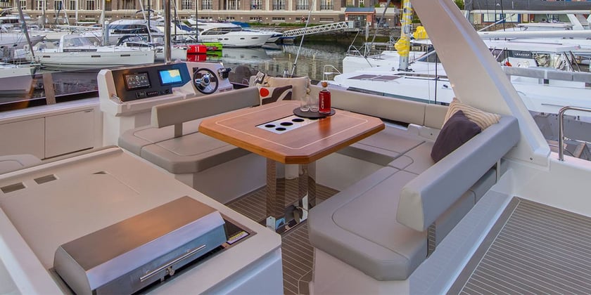 Nassau Motorboot Cabine 3  6  slaapplaatsen 6  gasten 12.19 m Lijstnummer: #25102 3