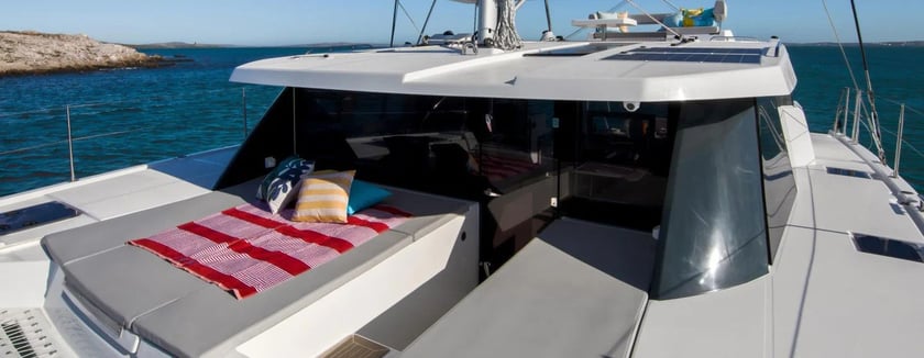 Road Town Catamaran Cabine 3  Couchettes 8  Invités 10  12.67 m Numéro de l'annonce: #25105 3