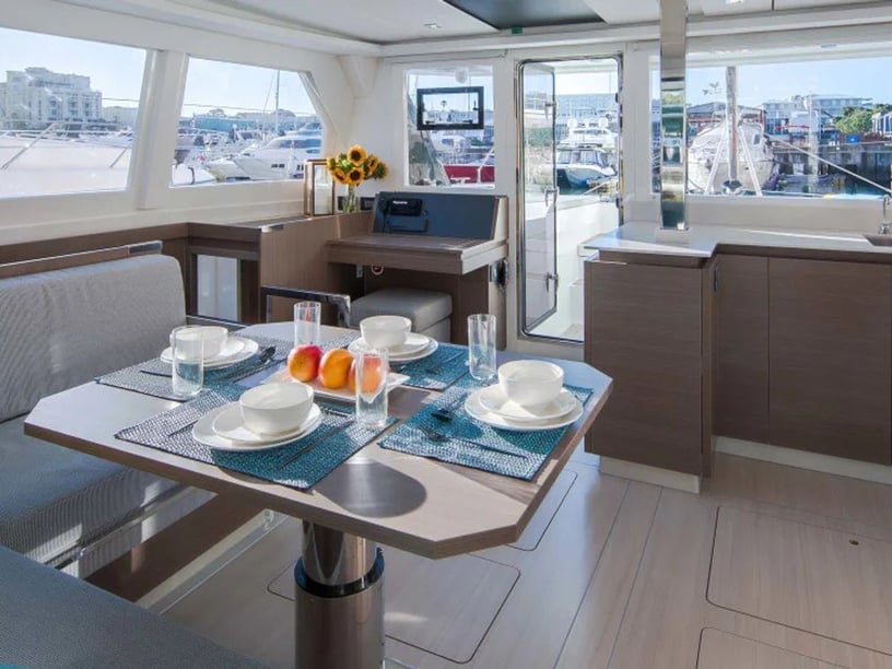 Road Town Catamaran Cabine 3  Couchettes 8  Invités 10  12.67 m Numéro de l'annonce: #25105 2