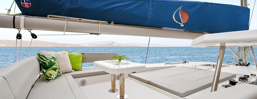 Piraeus Catamaran Cabine 4  10  slaapplaatsen 11  gasten 13.72 m Lijstnummer: #25246 5
