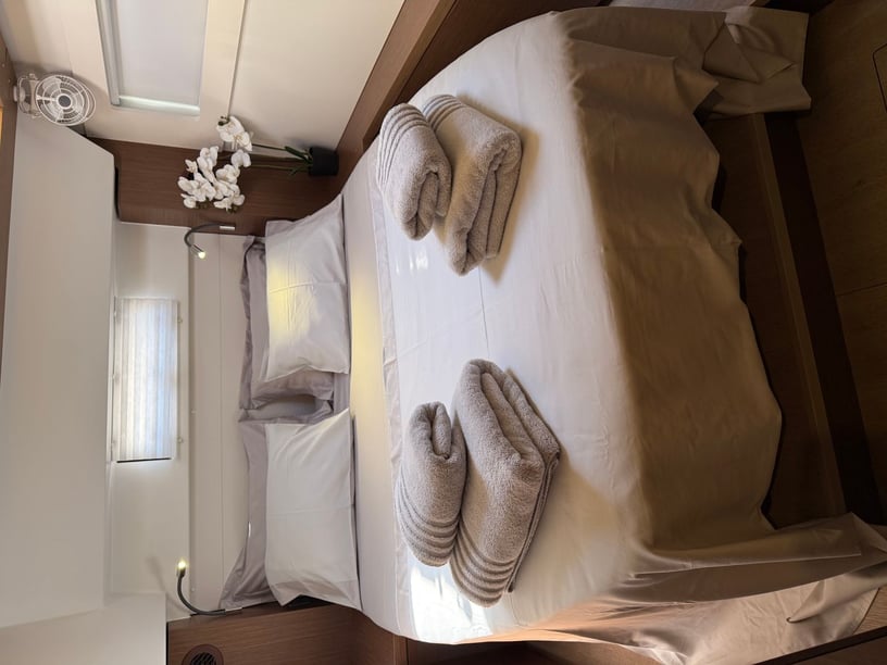 Paros Catamaran Cabine 4  8  slaapplaatsen 12  gasten 13.99 m Lijstnummer: #25282 3