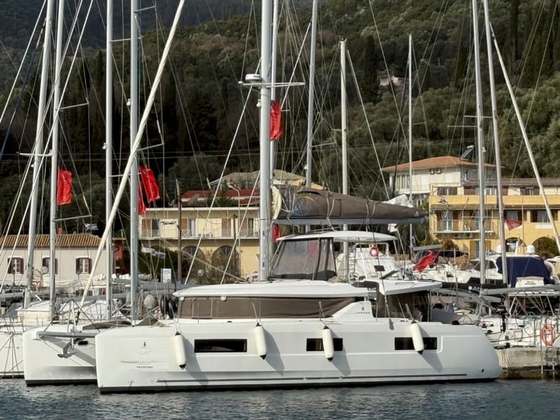 Paros Catamarán Cabina 4  8  literas 12  invitados 13.99 m Número de anuncio: #25282