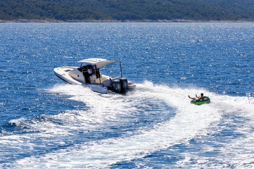 Split Motorboat 2 cabin 2 berths 12 guests 3.1 m Listing Number: #25316 3
