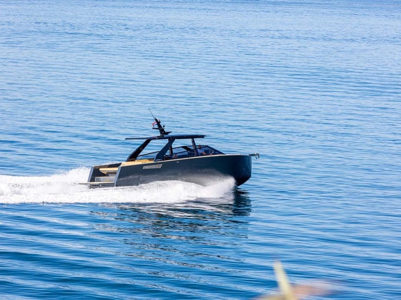 Split Motorboot 1 Kabine 2 Liegeplätze 12 Gäste 10.7 m Nummer des Inserats: #25327