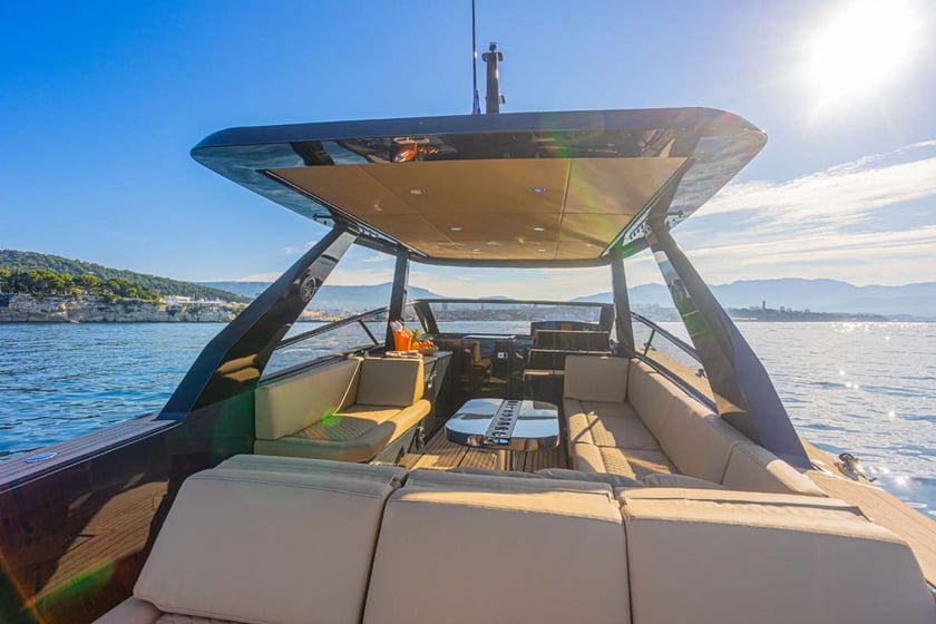 Split Motorboot 1 Kabine 2 Liegeplätze 12 Gäste 10.7 m Nummer des Inserats: #25327 5