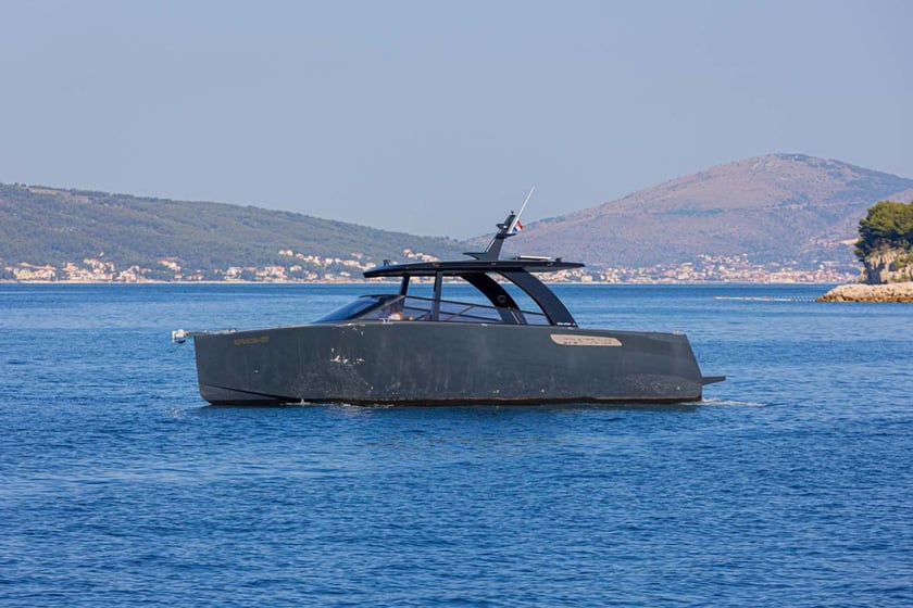 Split Motorboot 1 Kabine 2 Liegeplätze 12 Gäste 10.7 m Nummer des Inserats: #25327 3