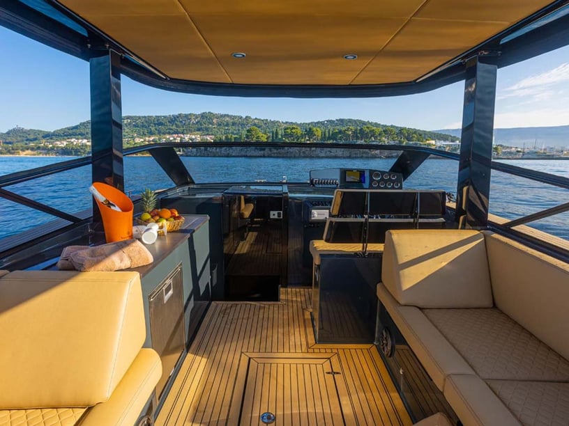 Split Motorboot 1 Kabine 2 Liegeplätze 12 Gäste 10.7 m Nummer des Inserats: #25327 2