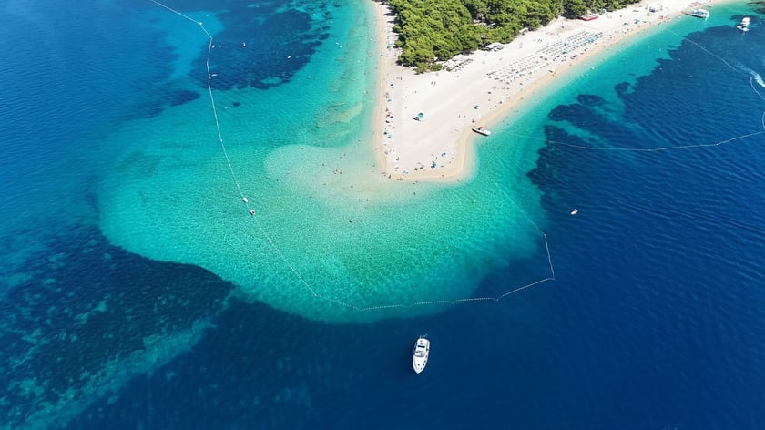 Split Motorboat 3 cabin 5 berths 8 guests 12.2 m Listing Number: #25332 5