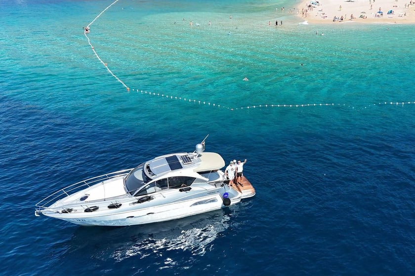 Split Motorboat 3 cabin 5 berths 8 guests 12.2 m Listing Number: #25332