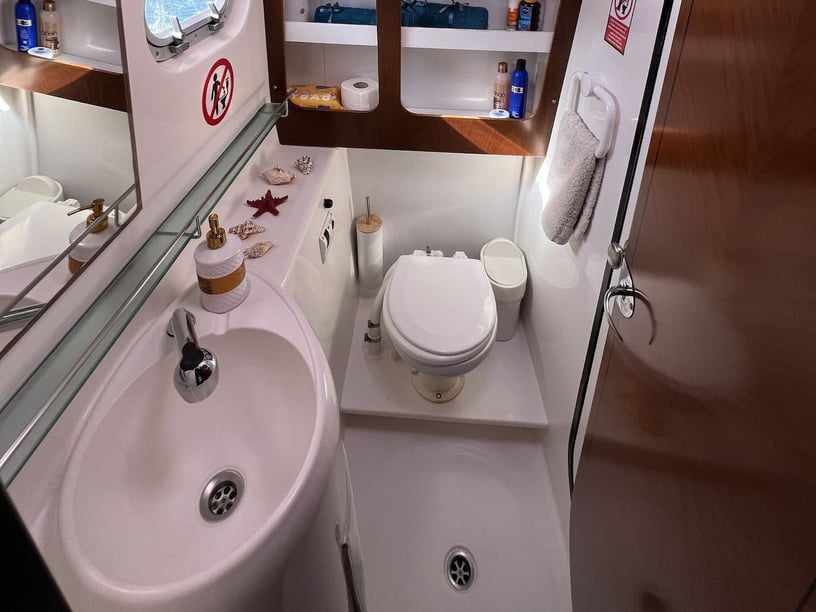 Mykonos Catamaran Cabine 4  Couchettes 10  Invités 10  14.08 m Numéro de l'annonce: #25365 5