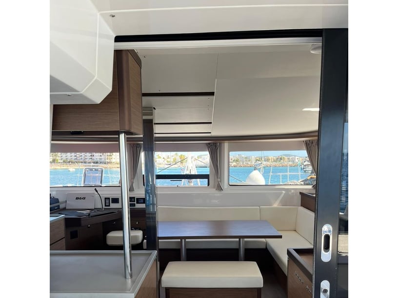 Sant Antoni de Portmany Catamaran Cabine 6  12  slaapplaatsen 12  gasten 13.99 m Lijstnummer: #25401 2