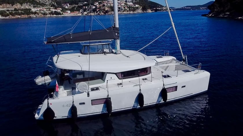 Dubrovnik Catamaran Cabine 3  Couchettes 8  Invités 8  12.94 m Numéro de l'annonce: #25416 2