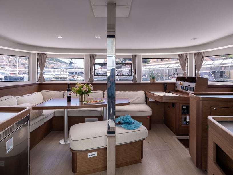 Dubrovnik Catamaran Cabine 3  Couchettes 8  Invités 8  12.94 m Numéro de l'annonce: #25416 3