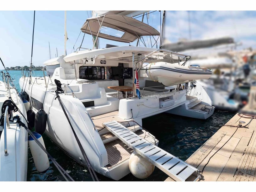 Martinique Catamaran 6 cabin 10 berths 10 guests 13.76 m Listing Number: #25431