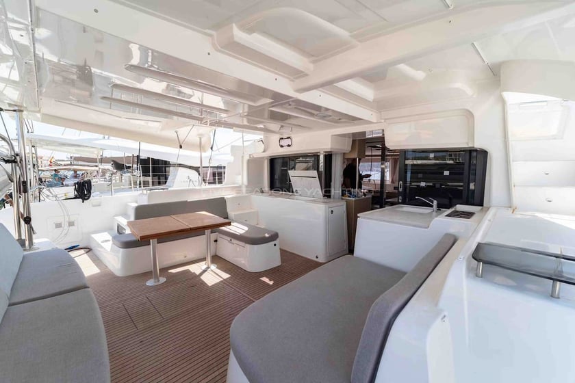 Martinique Catamaran 6 cabin 10 berths 10 guests 13.76 m Listing Number: #25431 5