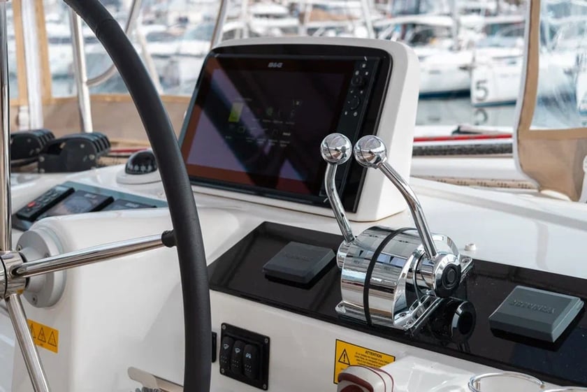 Tivat Catamarán Cabina 4  8  literas 12  invitados 13.99 m Número de anuncio: #25444 3