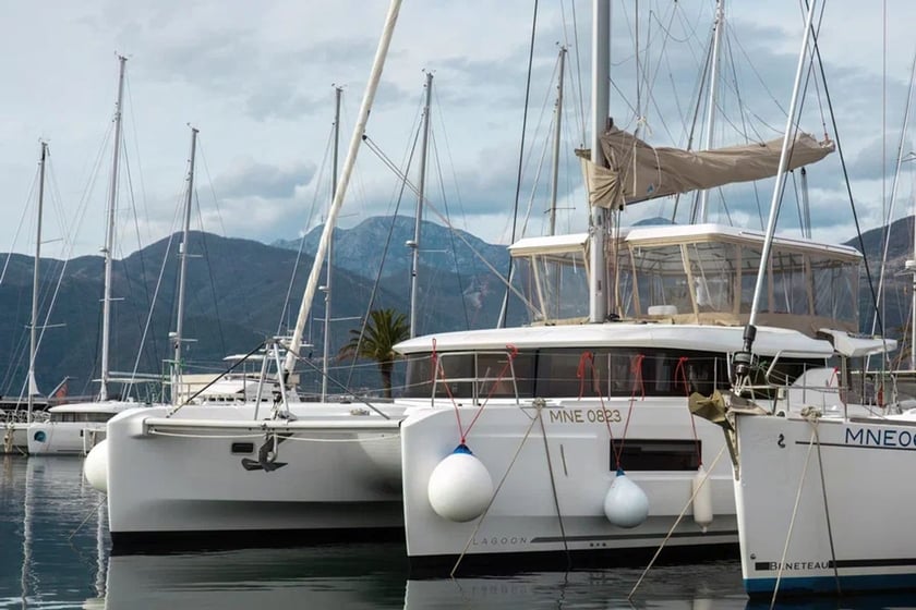 Tivat Catamarán Cabina 4  8  literas 12  invitados 13.99 m Número de anuncio: #25444 5