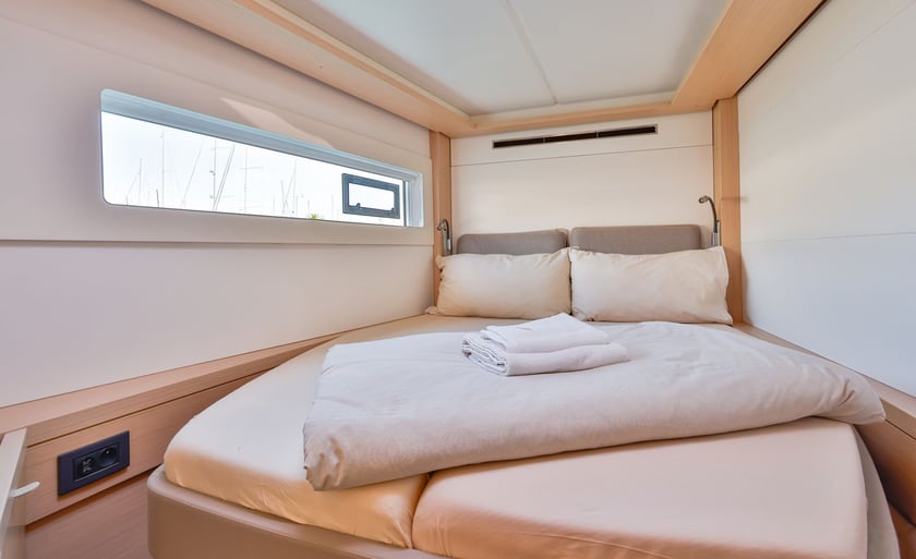 Tivat Catamarán Cabina 4  8  literas 12  invitados 13.99 m Número de anuncio: #25444 4