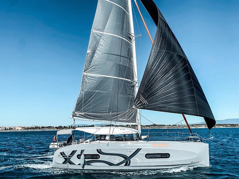 Portoferraio Katamaran 6 Kabine 12 Liegeplätze 12 Gäste 11.33 m Nummer des Inserats: #25445