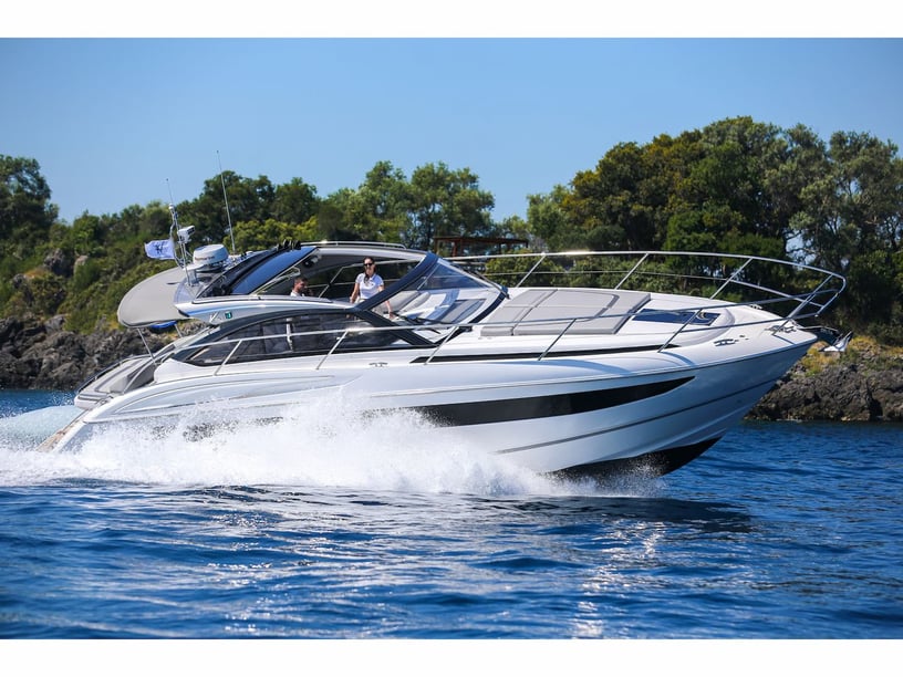 Gouvia Bateau à moteur Cabine 2  Couchettes 4  Invités 4  12.98 m Numéro de l'annonce: #25448