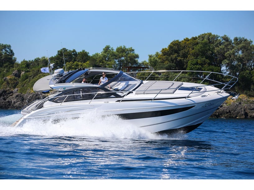Gouvia Motorboot 2 Kabine 4 Liegeplätze 4 Gäste 12.98 m Nummer des Inserats: #25448