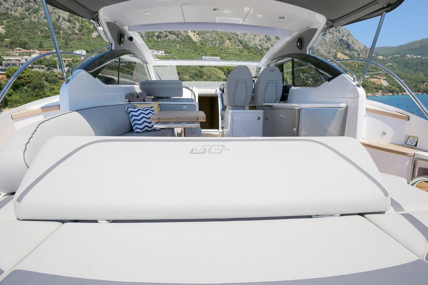 Gouvia Bateau à moteur Cabine 2  Couchettes 4  Invités 4  12.98 m Numéro de l'annonce: #25448 3