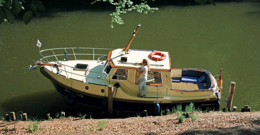 Rechlin Motorboat 1 cabin 4 berths 4 guests 8.96 m Listing Number: #25467 4