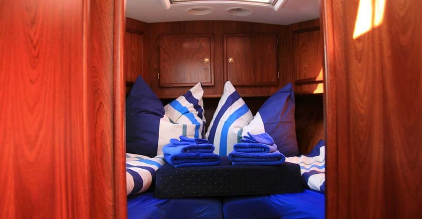 Rechlin Motorboat 1 cabin 4 berths 4 guests 8.96 m Listing Number: #25467 3
