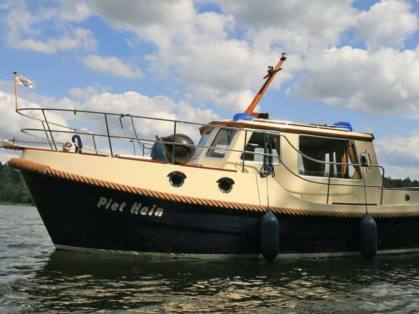 Rechlin Motorboat 1 cabin 4 berths 4 guests 8.96 m Listing Number: #25467