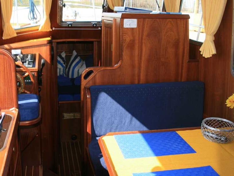 Rechlin Motorboat 1 cabin 4 berths 4 guests 8.96 m Listing Number: #25467 2