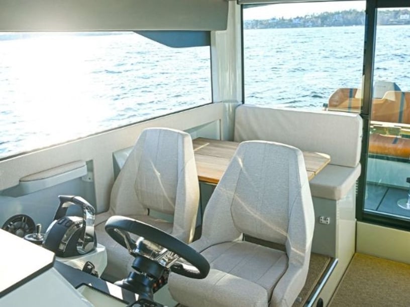 Hellinikon - Athens Motorboat 1 cabin 2 berths 9 guests 10.28 m Listing Number: #25475 3