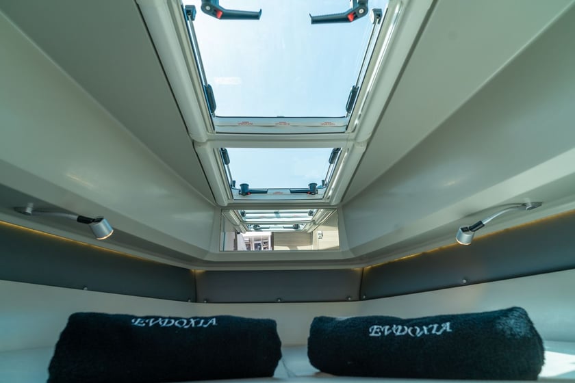 Hellinikon - Athènes Bateau à moteur Cabine 1  Couchettes 2  Invités 9  10.28 m Numéro de l'annonce: #25475 3