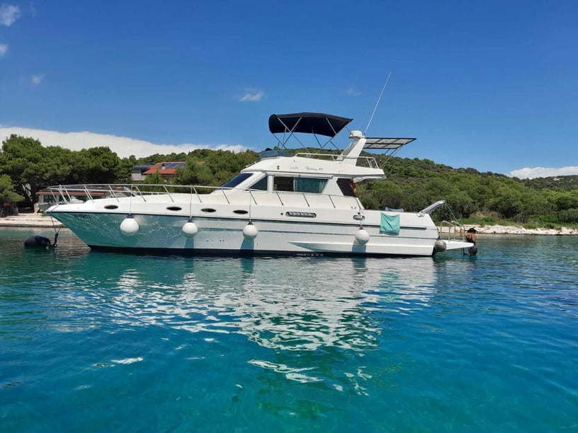Split Motorboat 3 cabin 4 berths 4 guests 13.5 m Listing Number: #25513