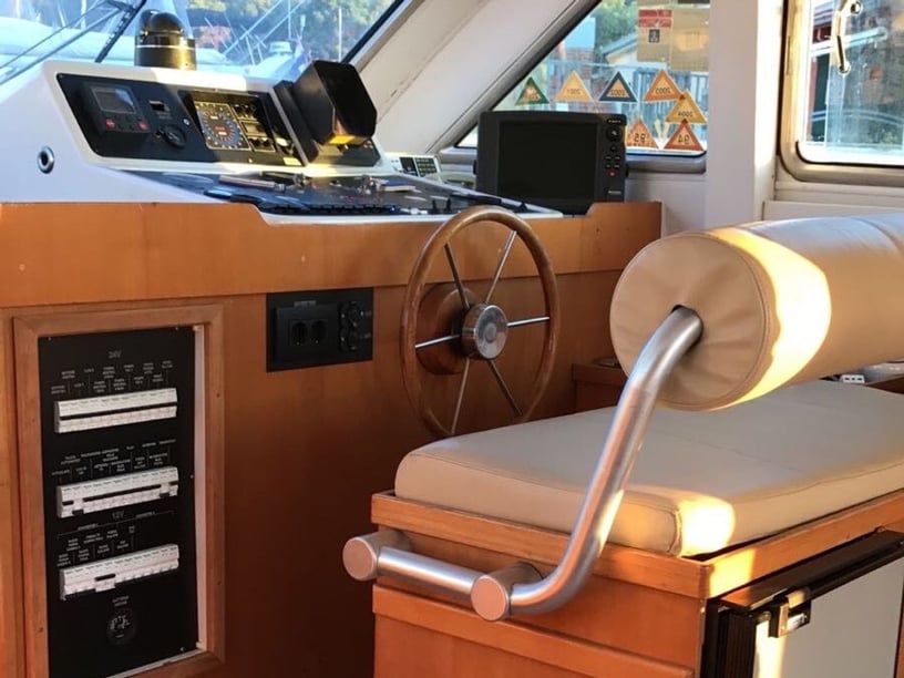 Split Motorboat 3 cabin 4 berths 4 guests 13.5 m Listing Number: #25513 5