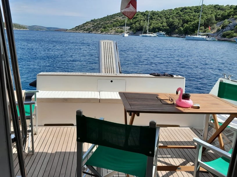 Split Motorboat 3 cabin 4 berths 4 guests 13.5 m Listing Number: #25513 4