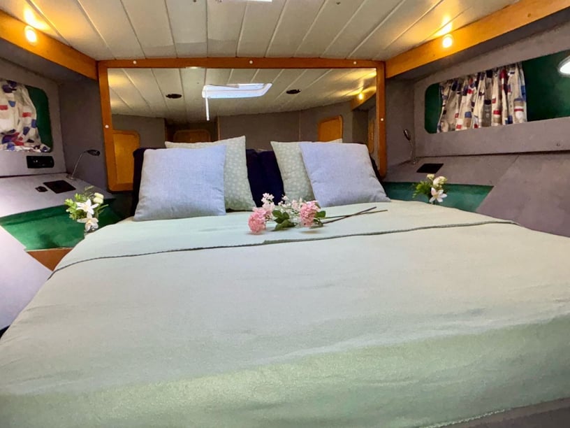 Split Motorboat 3 cabin 4 berths 4 guests 13.5 m Listing Number: #25513 3