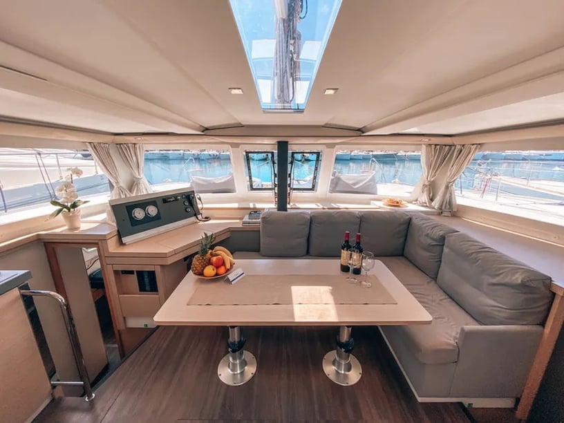 Pola Catamaran Cabine 4  Couchettes 10  Invités 10  11.73 m Numéro de l'annonce: #25523 2