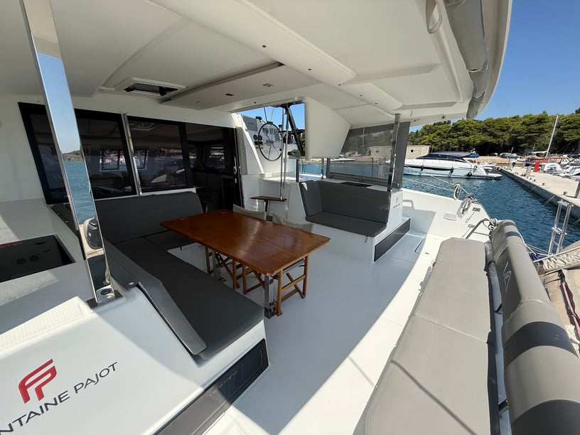 Pula Catamaran Cabine 4  10  slaapplaatsen 10  gasten 11.73 m Lijstnummer: #25523 5
