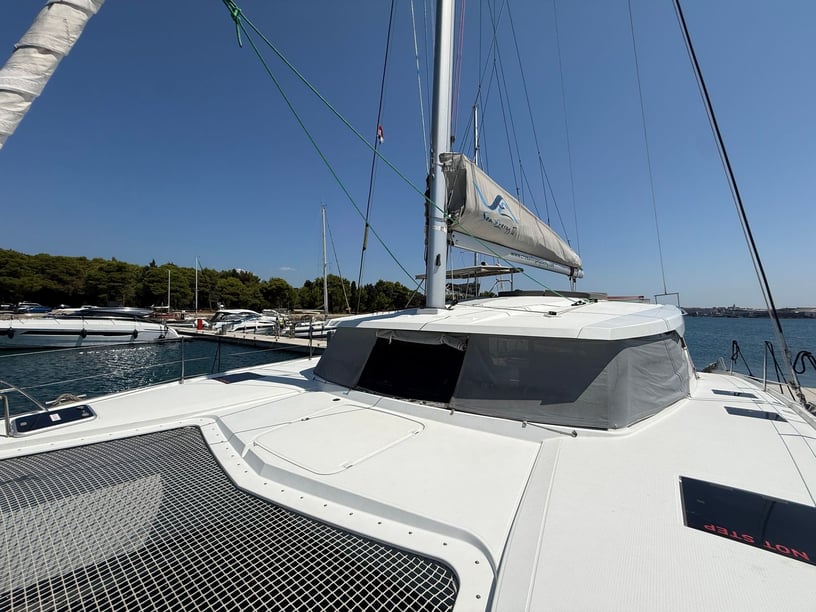Pula Catamaran Cabine 4  10  slaapplaatsen 10  gasten 11.73 m Lijstnummer: #25523 4